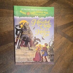 Magic Tree House: Haunted Castle on Hallow's Eve - Kids Book (Purple/Green)
